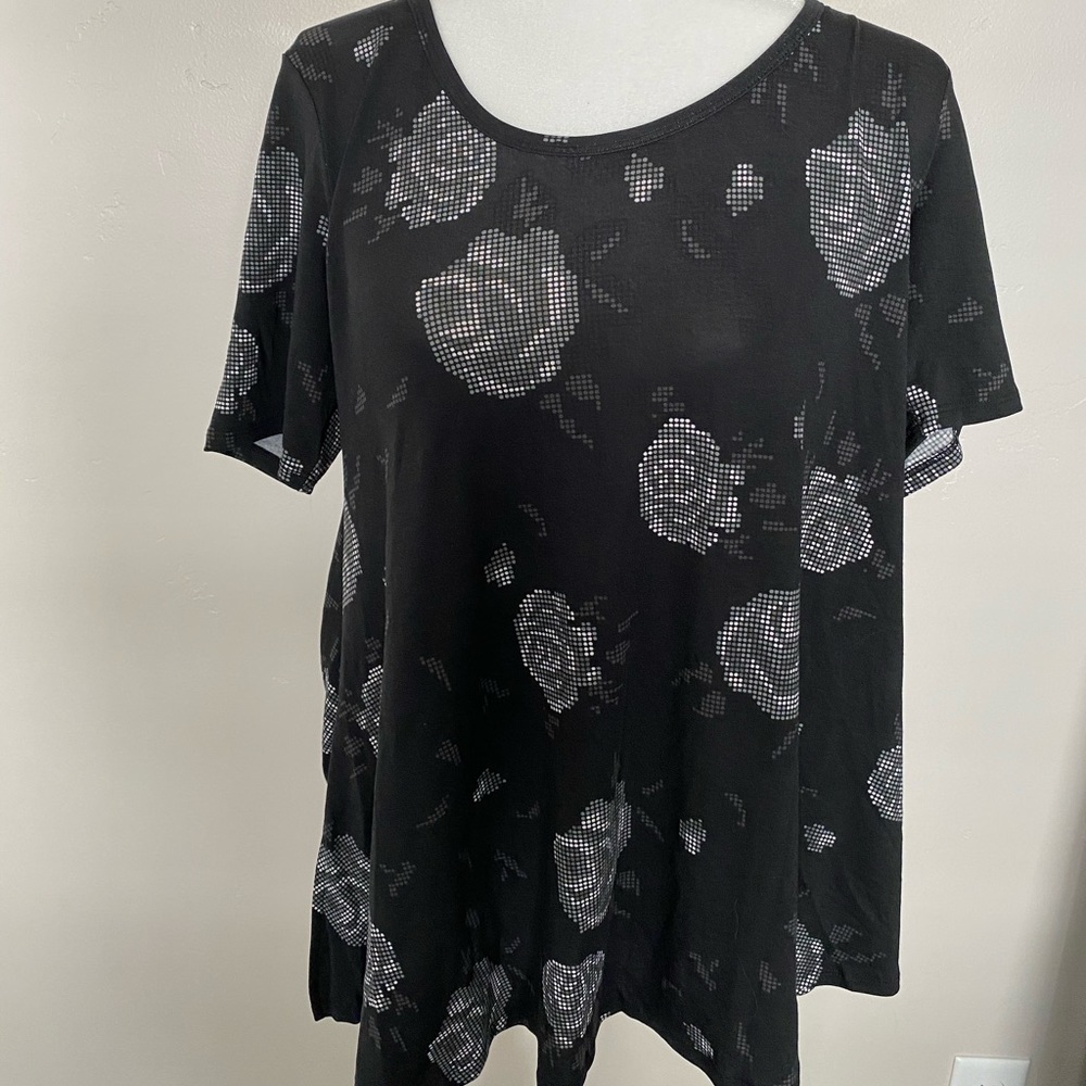 LuLaRoe classic tee with digital roses